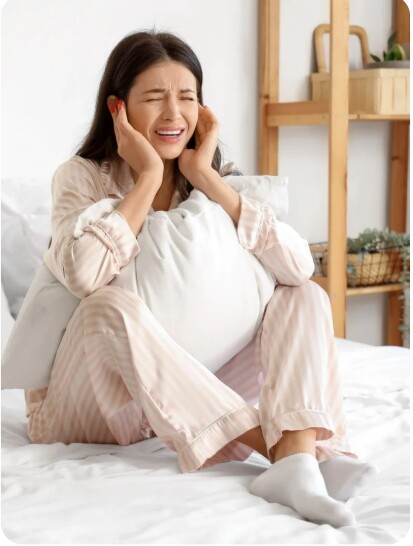 이명으로 귀를 막는 환자의 모습