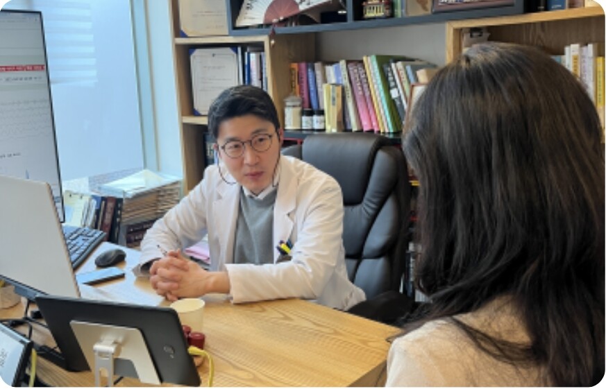 환자와 상담하는 두근두근한의원 황상철 원장의 모습