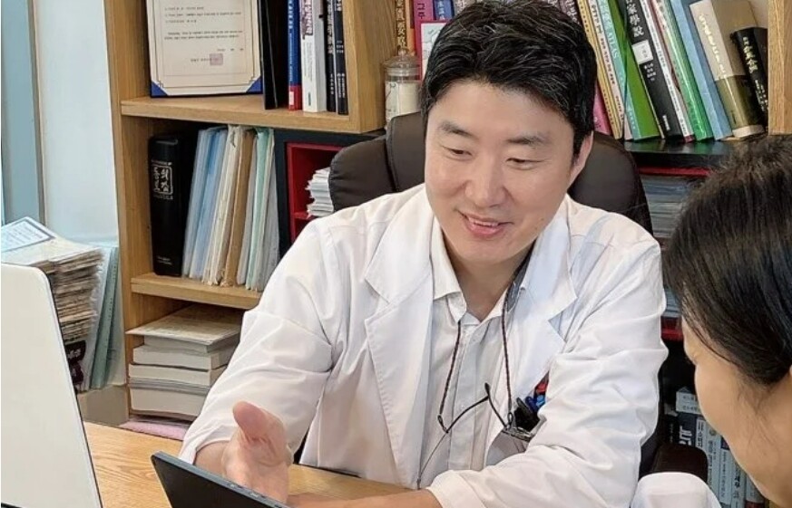 검사 결과를 환자에게 자세하게 설명하는 황상철 한의사의 모습
