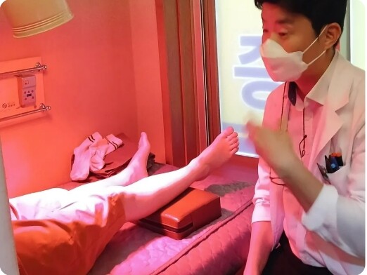 두근두근한의원 황상철 원장이 물리치료 하는 모습
